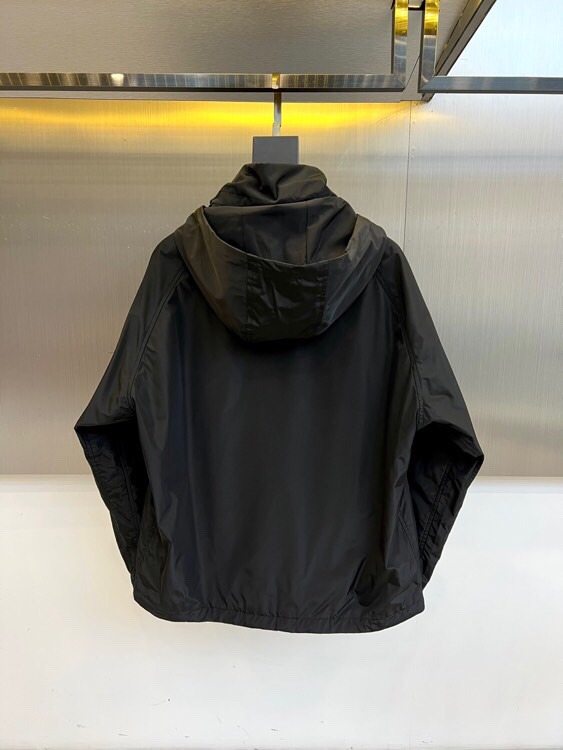 
Bur巴宝、25s军旅风连帽夹克，橄榄绿哑光尼龙面料，立领连帽+全黑拉链设计，暗纹奔马徽标低调彰显血统