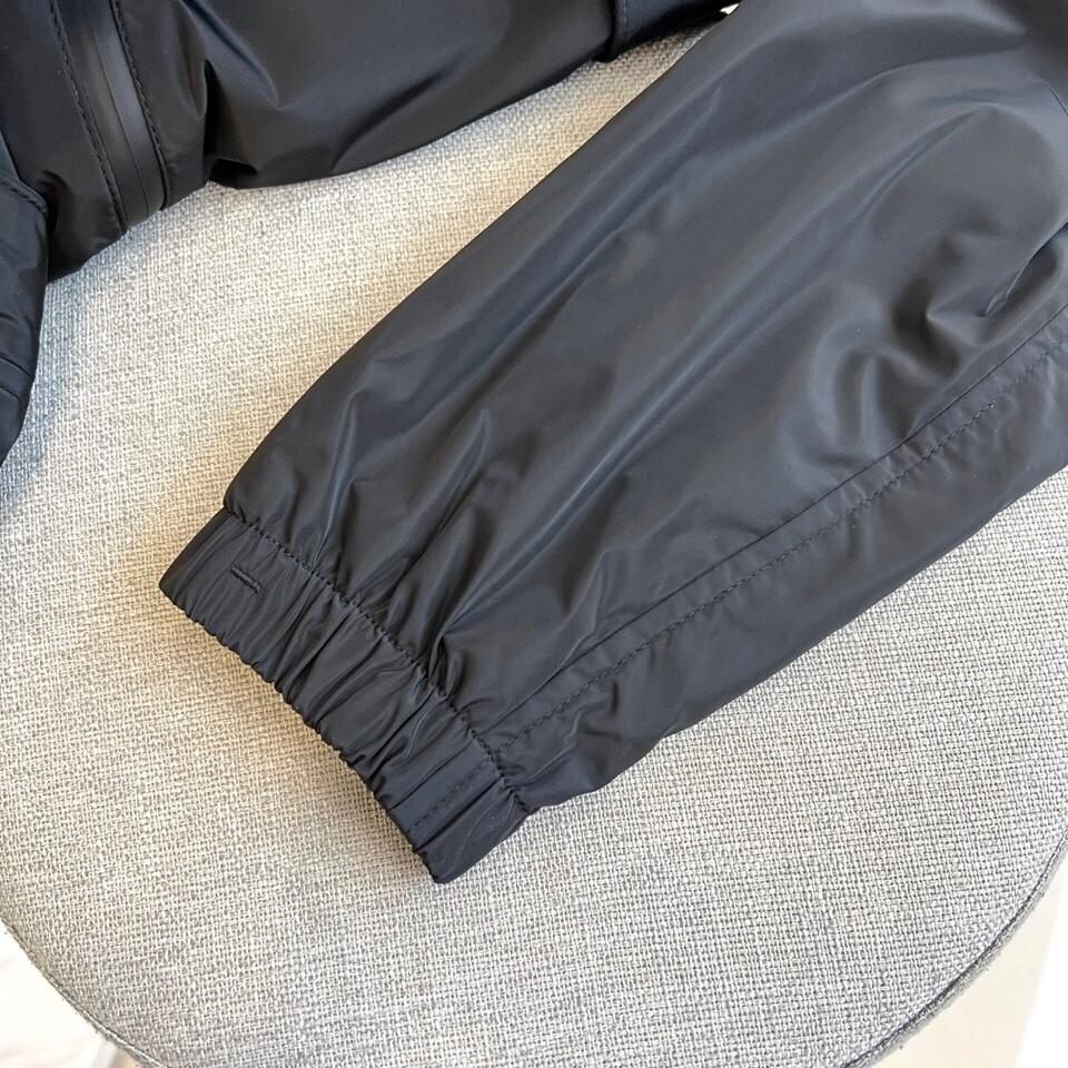 
Bur巴宝、25s军旅风连帽夹克，橄榄绿哑光尼龙面料，立领连帽+全黑拉链设计，暗纹奔马徽标低调彰显血统