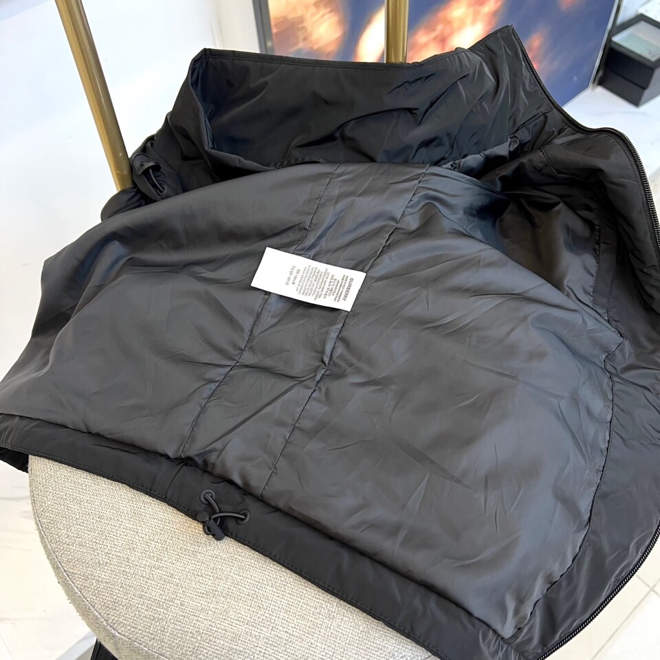 
Bur巴宝、25s军旅风连帽夹克，橄榄绿哑光尼龙面料，立领连帽+全黑拉链设计，暗纹奔马徽标低调彰显血统