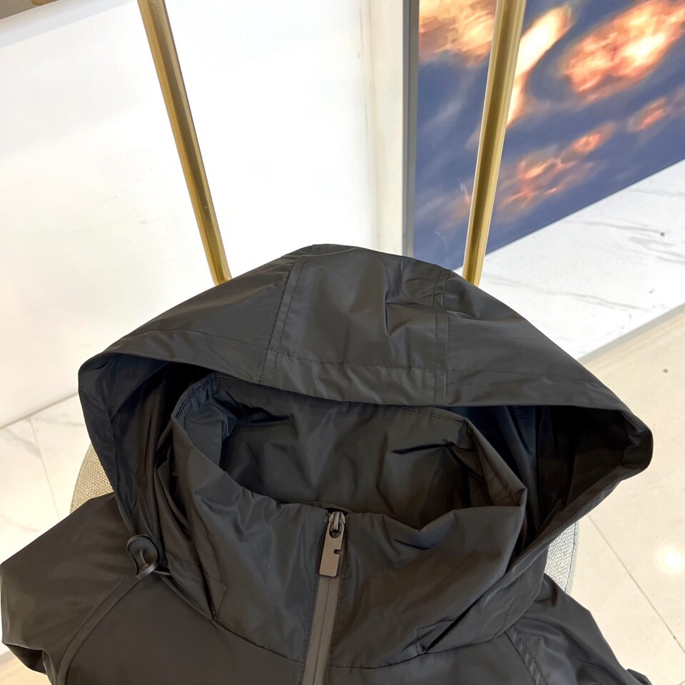 
Bur巴宝、25s军旅风连帽夹克，橄榄绿哑光尼龙面料，立领连帽+全黑拉链设计，暗纹奔马徽标低调彰显血统