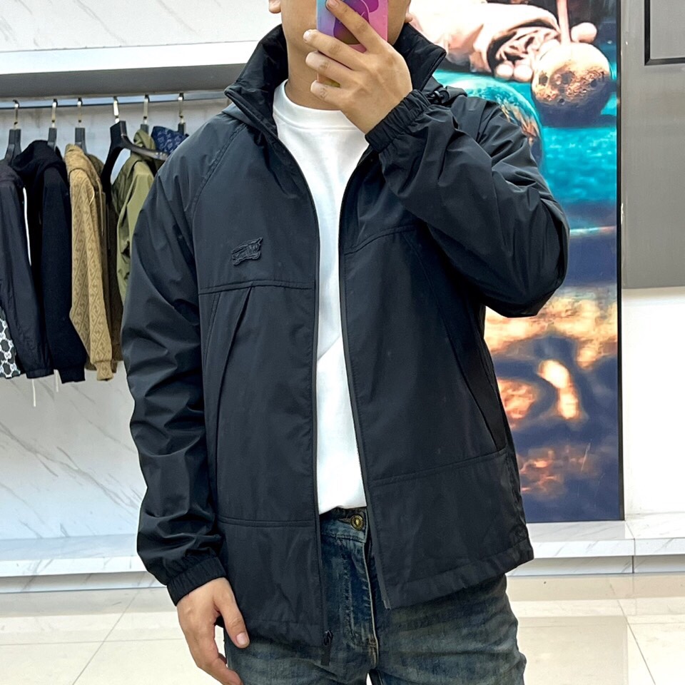 
Bur巴宝、25s军旅风连帽夹克，橄榄绿哑光尼龙面料，立领连帽+全黑拉链设计，暗纹奔马徽标低调彰显血统