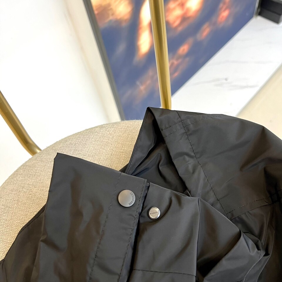 
Bur巴宝、25s军旅风连帽夹克，橄榄绿哑光尼龙面料，立领连帽+全黑拉链设计，暗纹奔马徽标低调彰显血统