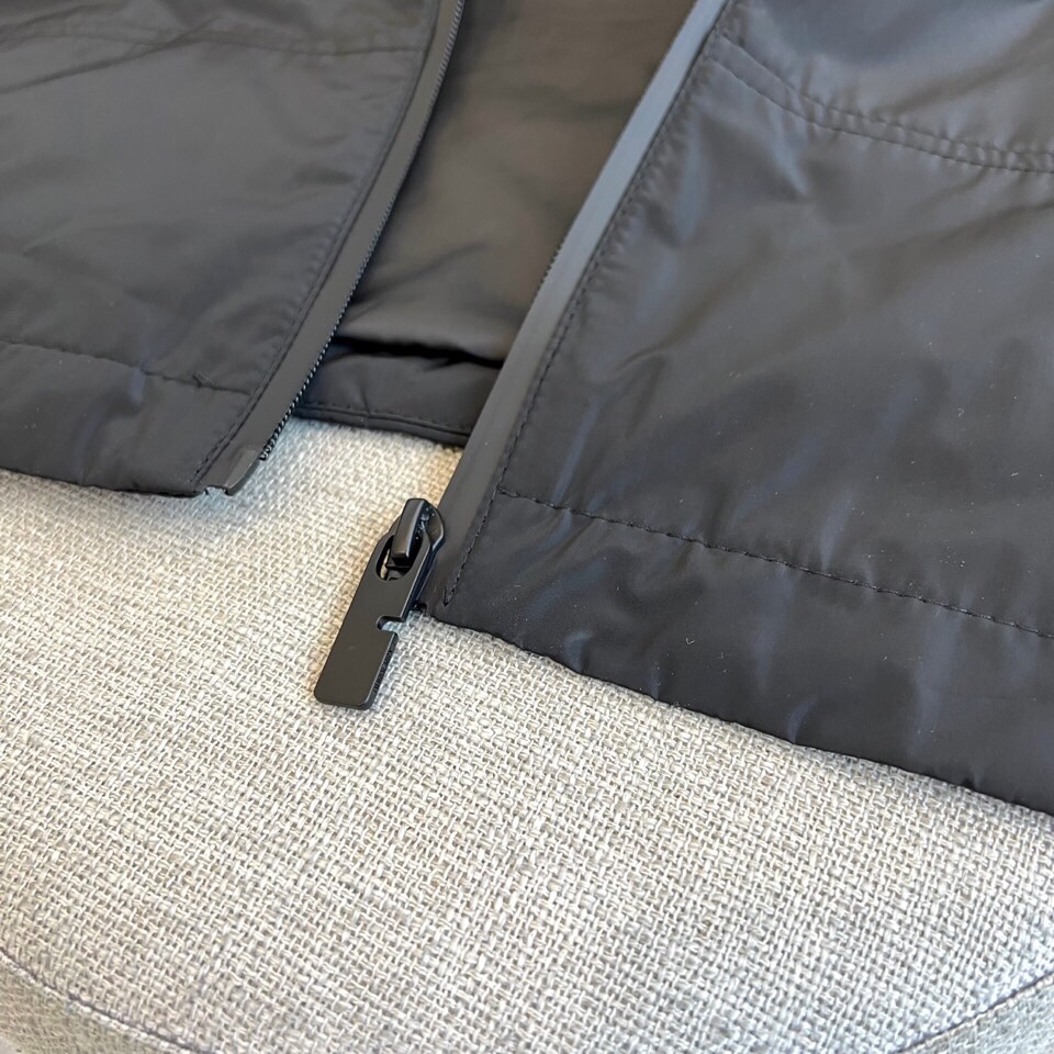 
Bur巴宝、25s军旅风连帽夹克，橄榄绿哑光尼龙面料，立领连帽+全黑拉链设计，暗纹奔马徽标低调彰显血统