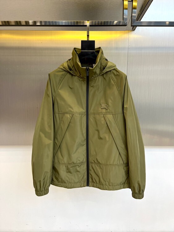 
Bur巴宝、25s军旅风连帽夹克，橄榄绿哑光尼龙面料，立领连帽+全黑拉链设计，暗纹奔马徽标低调彰显血统