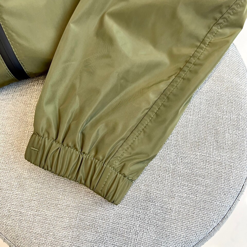 
Bur巴宝、25s军旅风连帽夹克，橄榄绿哑光尼龙面料，立领连帽+全黑拉链设计，暗纹奔马徽标低调彰显血统