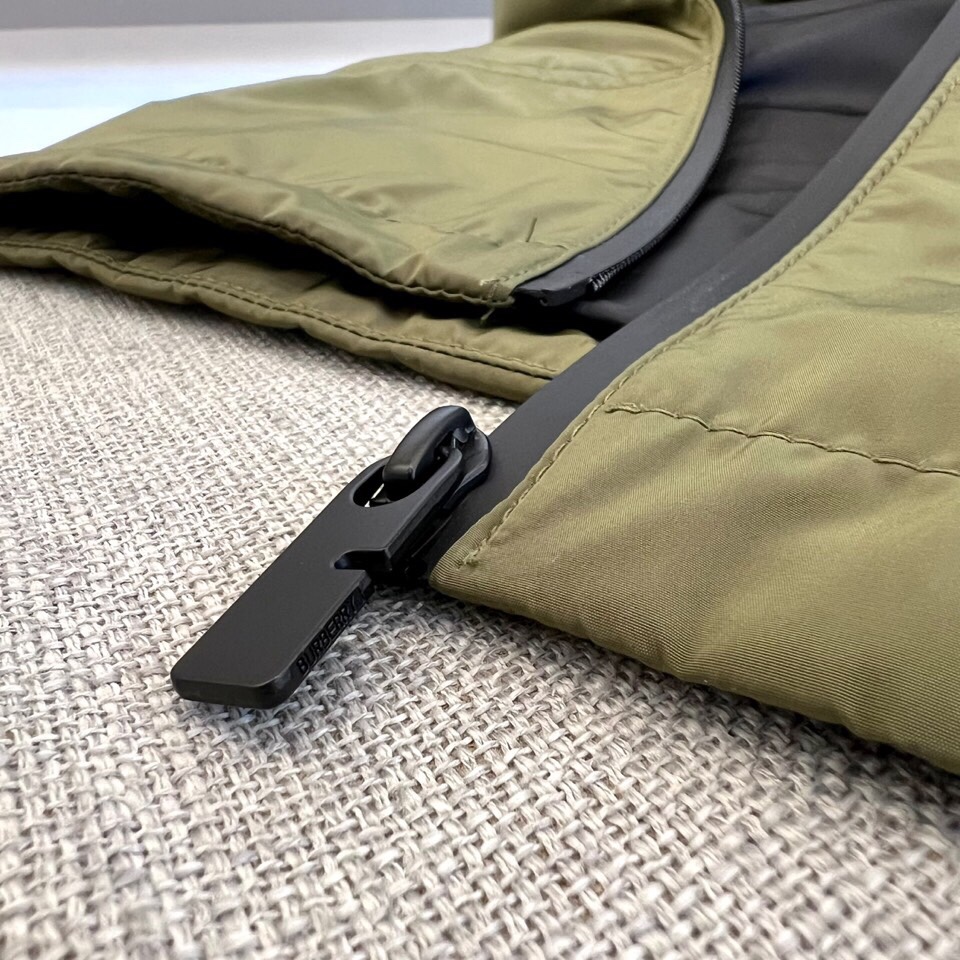 
Bur巴宝、25s军旅风连帽夹克，橄榄绿哑光尼龙面料，立领连帽+全黑拉链设计，暗纹奔马徽标低调彰显血统