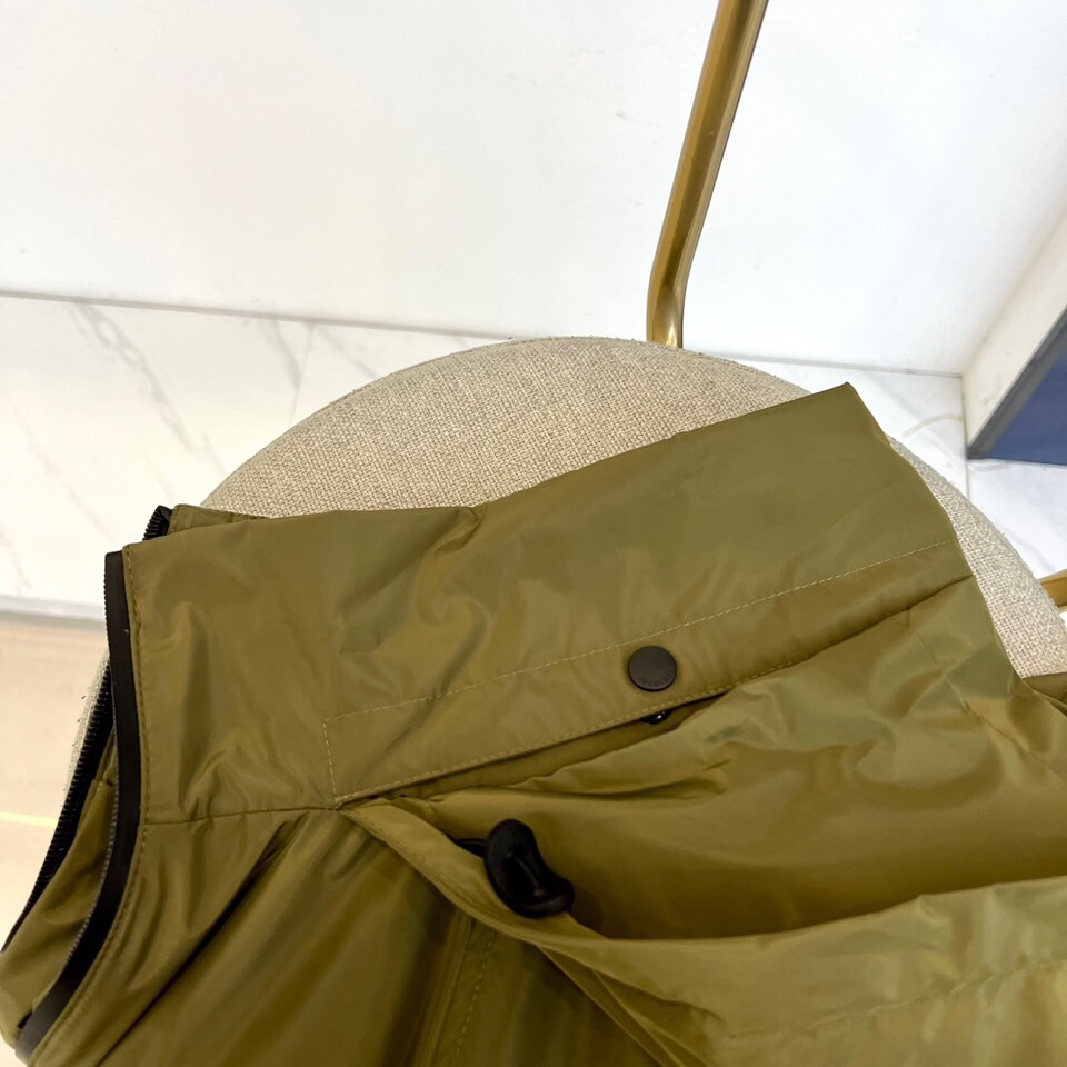 
Bur巴宝、25s军旅风连帽夹克，橄榄绿哑光尼龙面料，立领连帽+全黑拉链设计，暗纹奔马徽标低调彰显血统