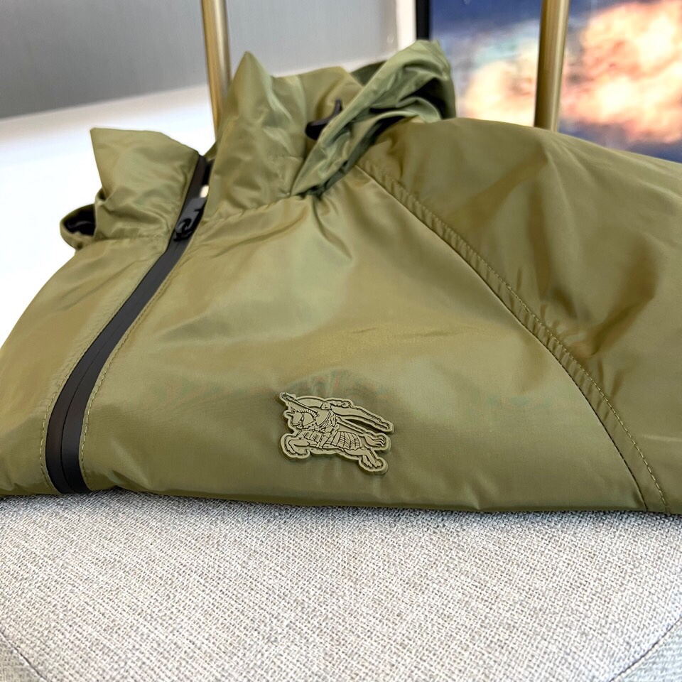 
Bur巴宝、25s军旅风连帽夹克，橄榄绿哑光尼龙面料，立领连帽+全黑拉链设计，暗纹奔马徽标低调彰显血统