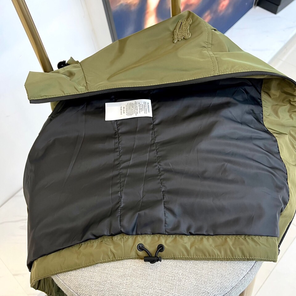 
Bur巴宝、25s军旅风连帽夹克，橄榄绿哑光尼龙面料，立领连帽+全黑拉链设计，暗纹奔马徽标低调彰显血统