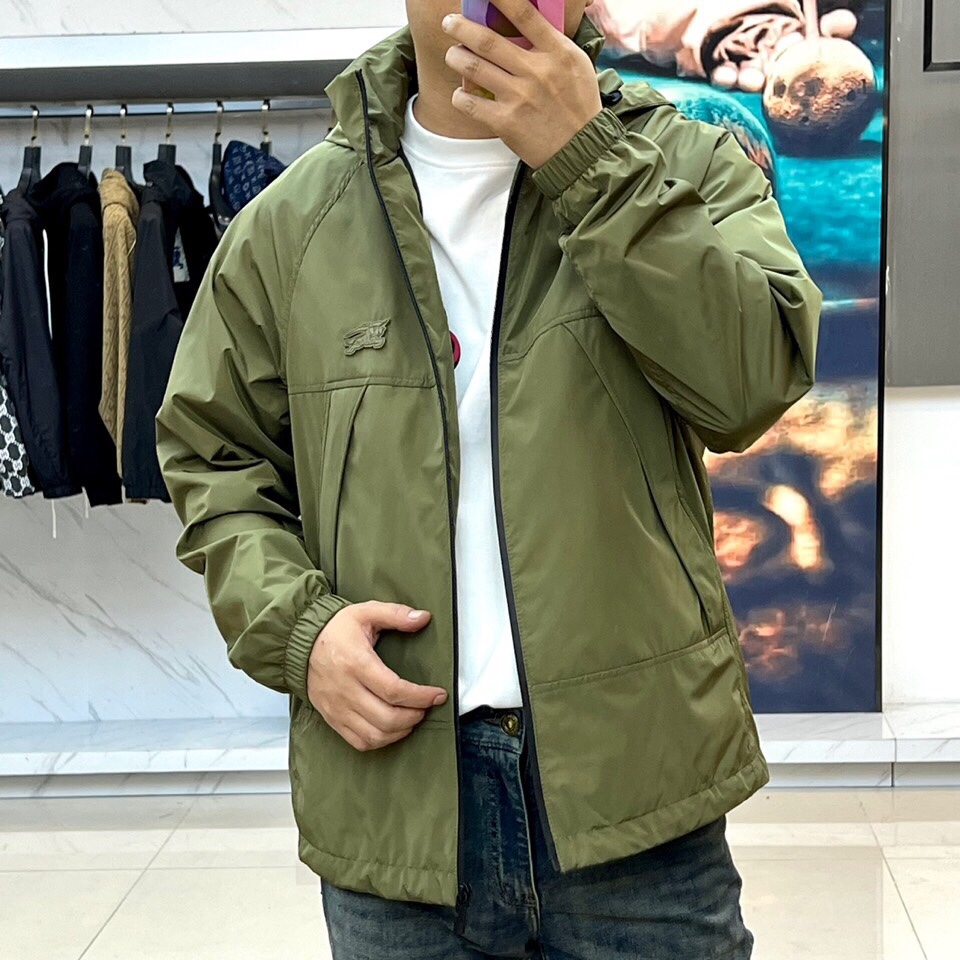 
Bur巴宝、25s军旅风连帽夹克，橄榄绿哑光尼龙面料，立领连帽+全黑拉链设计，暗纹奔马徽标低调彰显血统