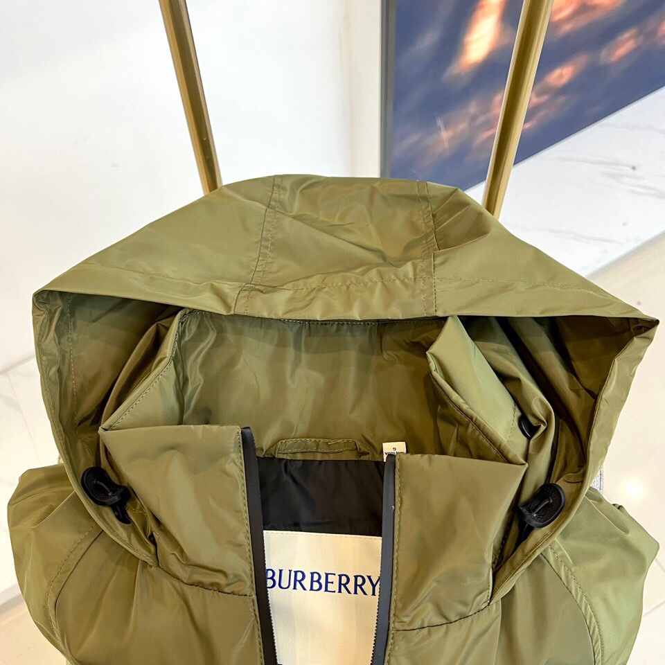 
Bur巴宝、25s军旅风连帽夹克，橄榄绿哑光尼龙面料，立领连帽+全黑拉链设计，暗纹奔马徽标低调彰显血统