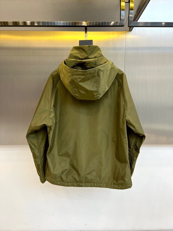 
Bur巴宝、25s军旅风连帽夹克，橄榄绿哑光尼龙面料，立领连帽+全黑拉链设计，暗纹奔马徽标低调彰显血统