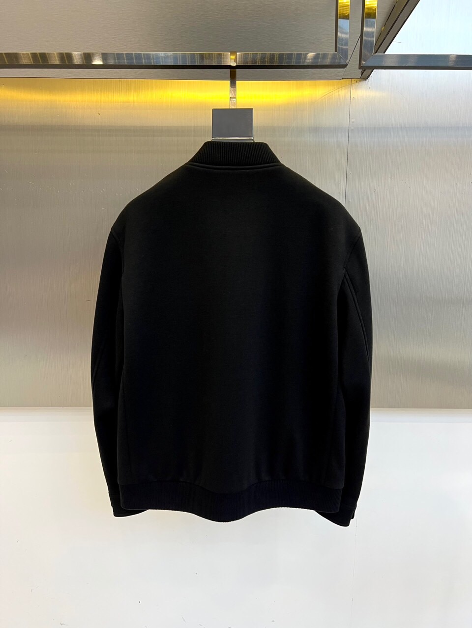 
Loro Piana诺悠翩雅、2025新款商务休闲夹克外套。实用美学主义，男款定制黑科技防水超细纤维面