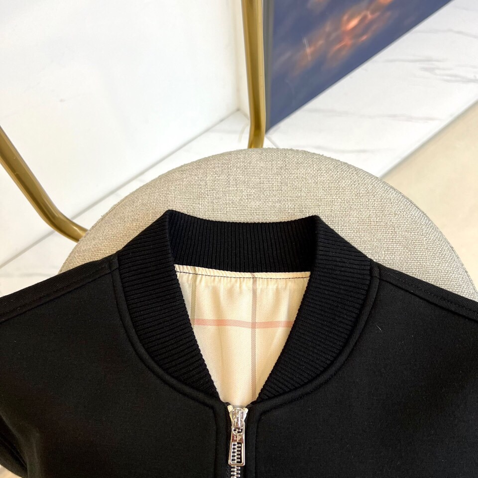 
Loro Piana诺悠翩雅、2025新款商务休闲夹克外套。实用美学主义，男款定制黑科技防水超细纤维面