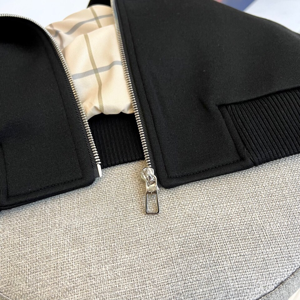 
Loro Piana诺悠翩雅、2025新款商务休闲夹克外套。实用美学主义，男款定制黑科技防水超细纤维面