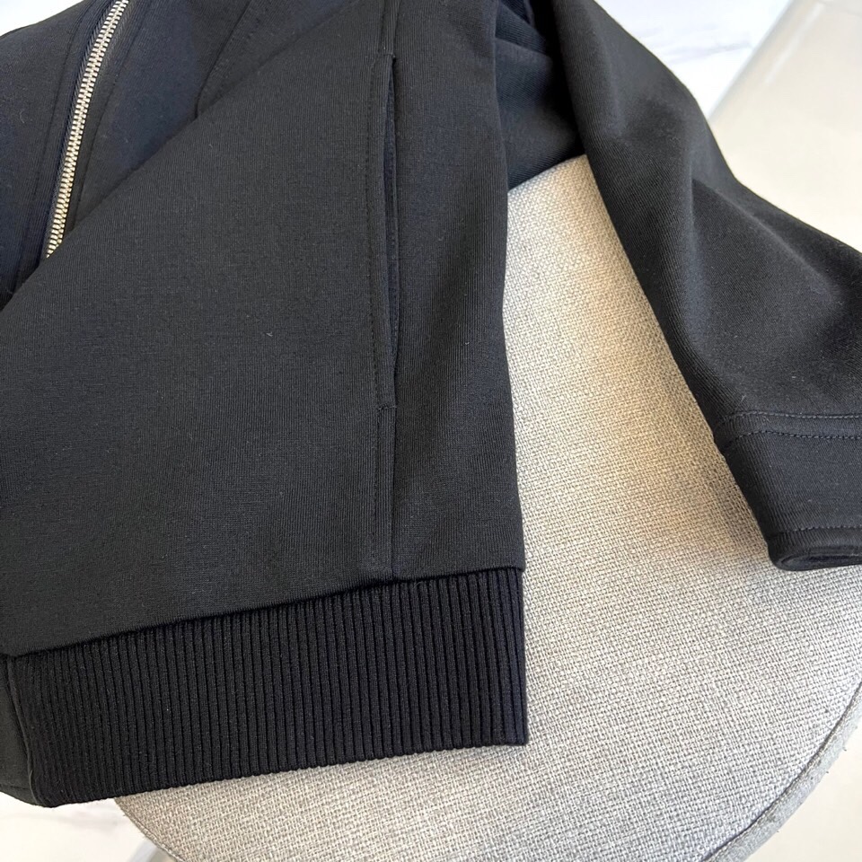 
Loro Piana诺悠翩雅、2025新款商务休闲夹克外套。实用美学主义，男款定制黑科技防水超细纤维面