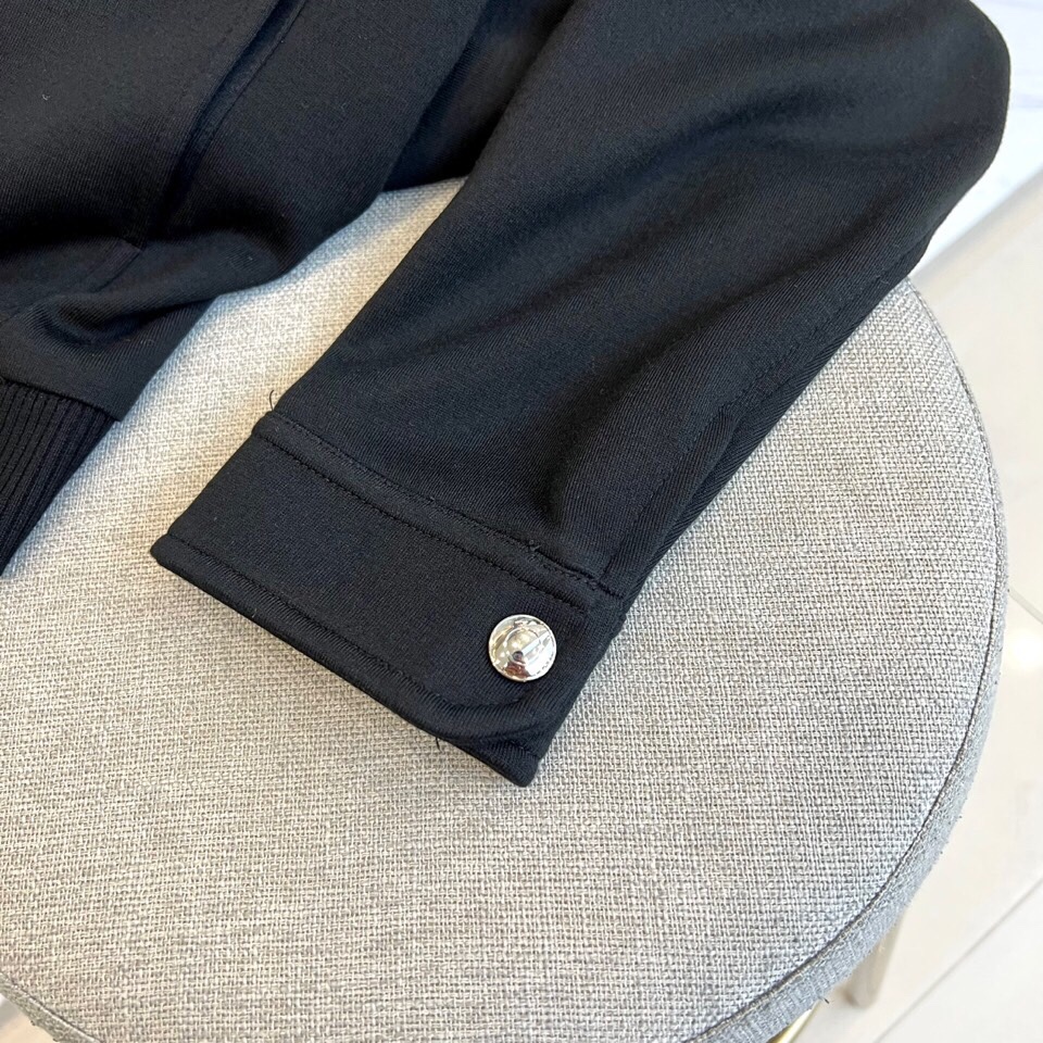 
Loro Piana诺悠翩雅、2025新款商务休闲夹克外套。实用美学主义，男款定制黑科技防水超细纤维面