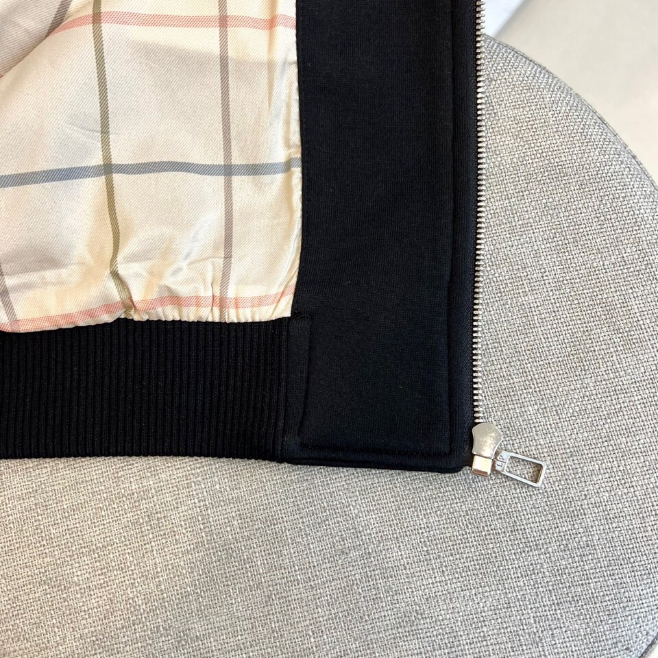 
Loro Piana诺悠翩雅、2025新款商务休闲夹克外套。实用美学主义，男款定制黑科技防水超细纤维面