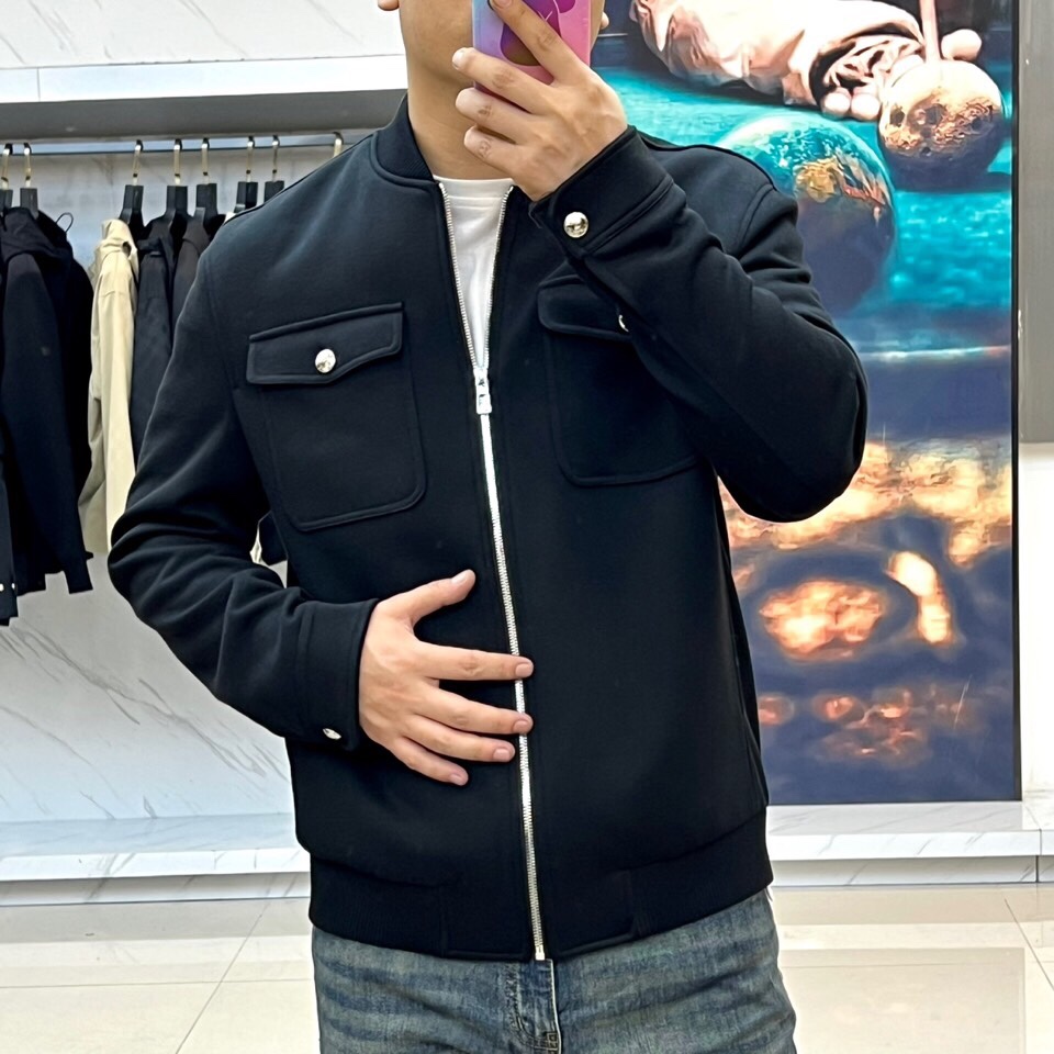 
Loro Piana诺悠翩雅、2025新款商务休闲夹克外套。实用美学主义，男款定制黑科技防水超细纤维面