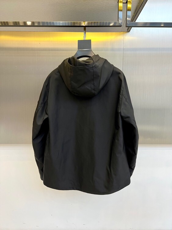 
Prad普拉、 25FW秋冬科技面料连帽男士夹克外套。P家最新款冲锋衣夹克，秉承着一贯的爆款经典夹克版