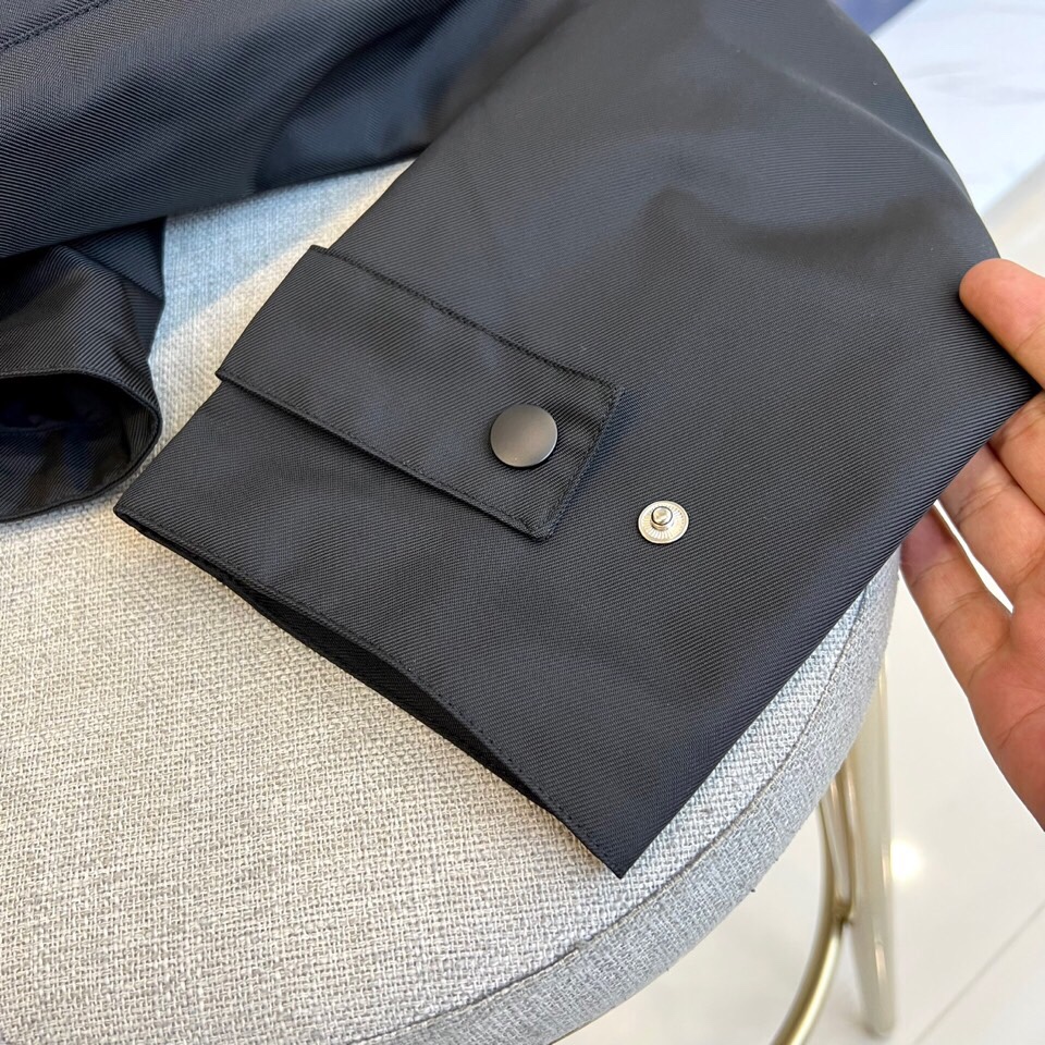 
Prad普拉、 25FW秋冬科技面料连帽男士夹克外套。P家最新款冲锋衣夹克，秉承着一贯的爆款经典夹克版