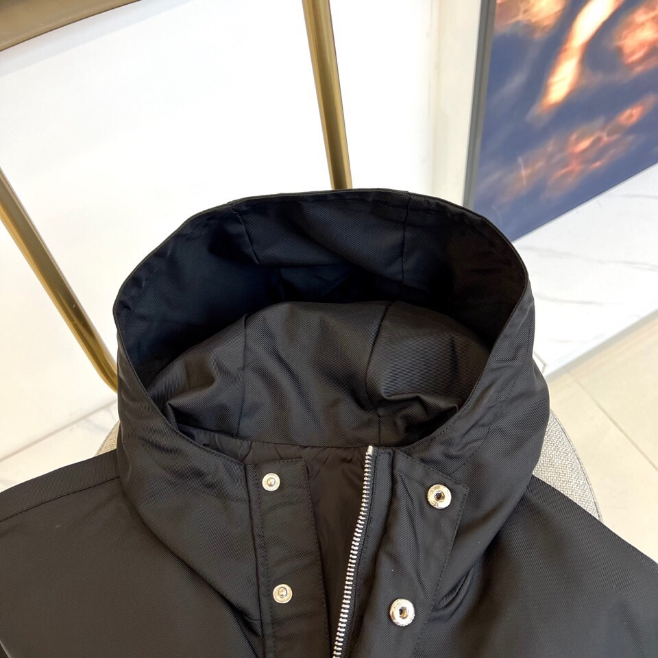 
Prad普拉、 25FW秋冬科技面料连帽男士夹克外套。P家最新款冲锋衣夹克，秉承着一贯的爆款经典夹克版