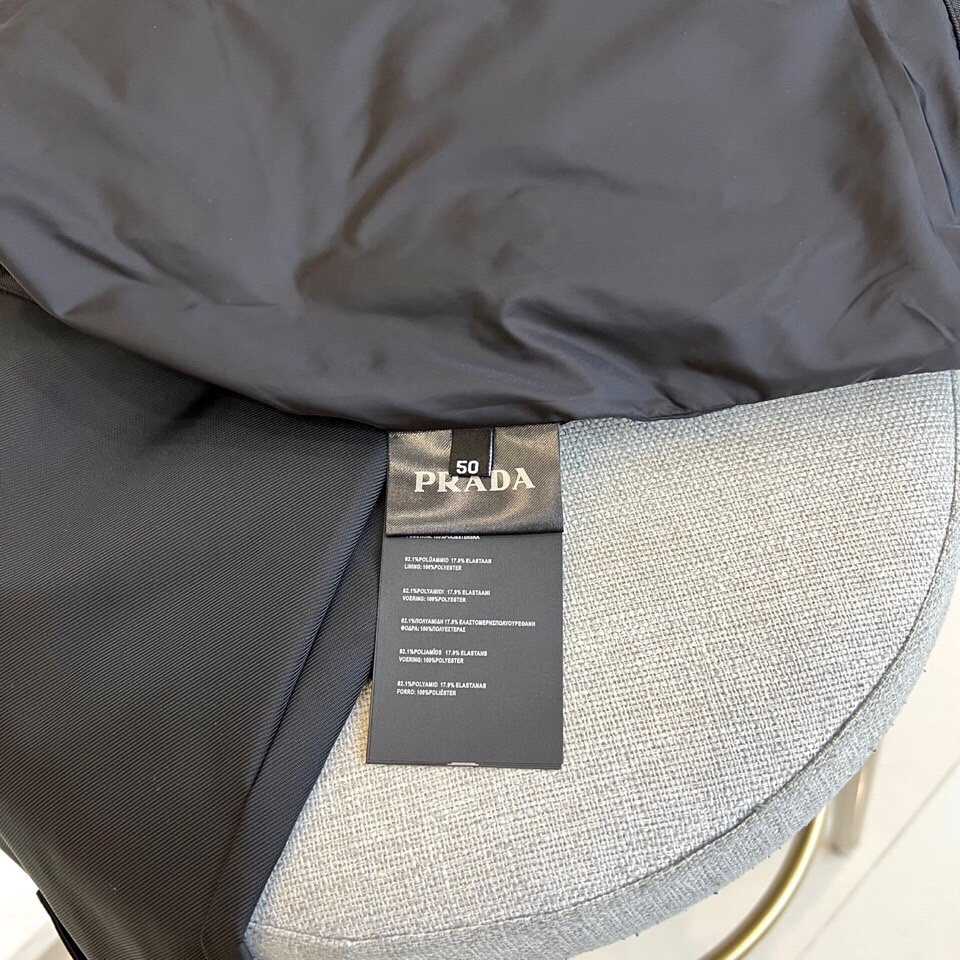 
Prad普拉、 25FW秋冬科技面料连帽男士夹克外套。P家最新款冲锋衣夹克，秉承着一贯的爆款经典夹克版