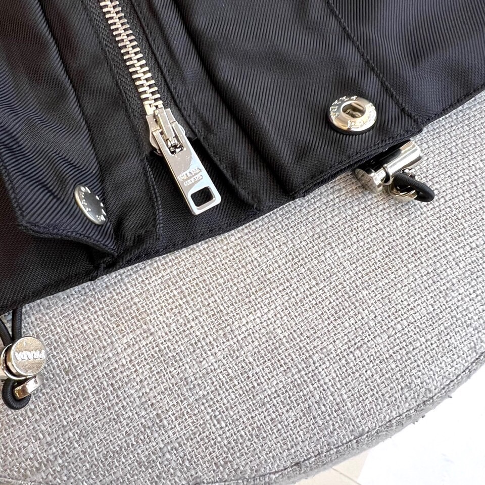 
Prad普拉、 25FW秋冬科技面料连帽男士夹克外套。P家最新款冲锋衣夹克，秉承着一贯的爆款经典夹克版