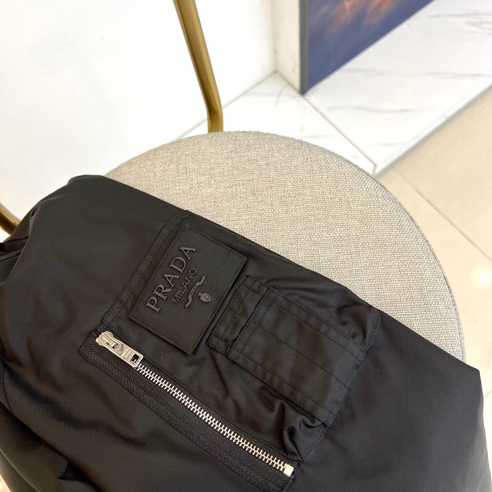 
Prad普拉、 25FW秋冬科技面料连帽男士夹克外套。P家最新款冲锋衣夹克，秉承着一贯的爆款经典夹克版