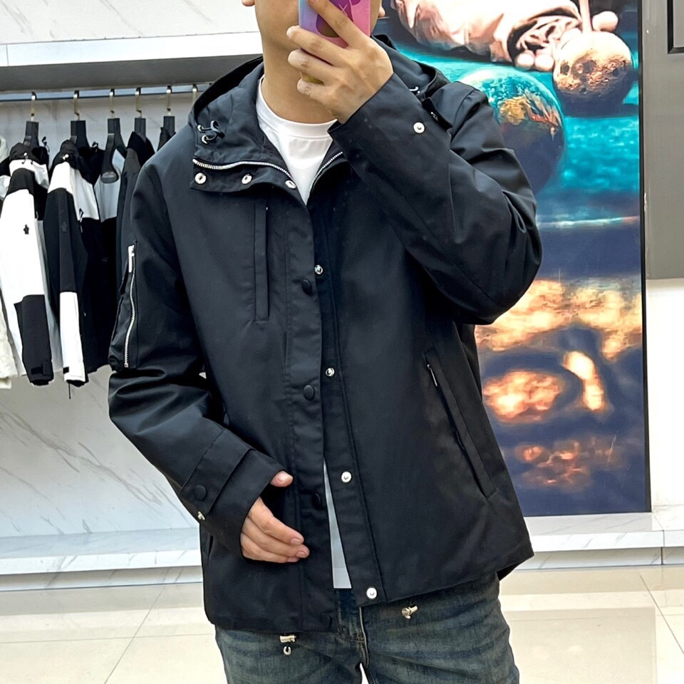 
Prad普拉、 25FW秋冬科技面料连帽男士夹克外套。P家最新款冲锋衣夹克，秉承着一贯的爆款经典夹克版