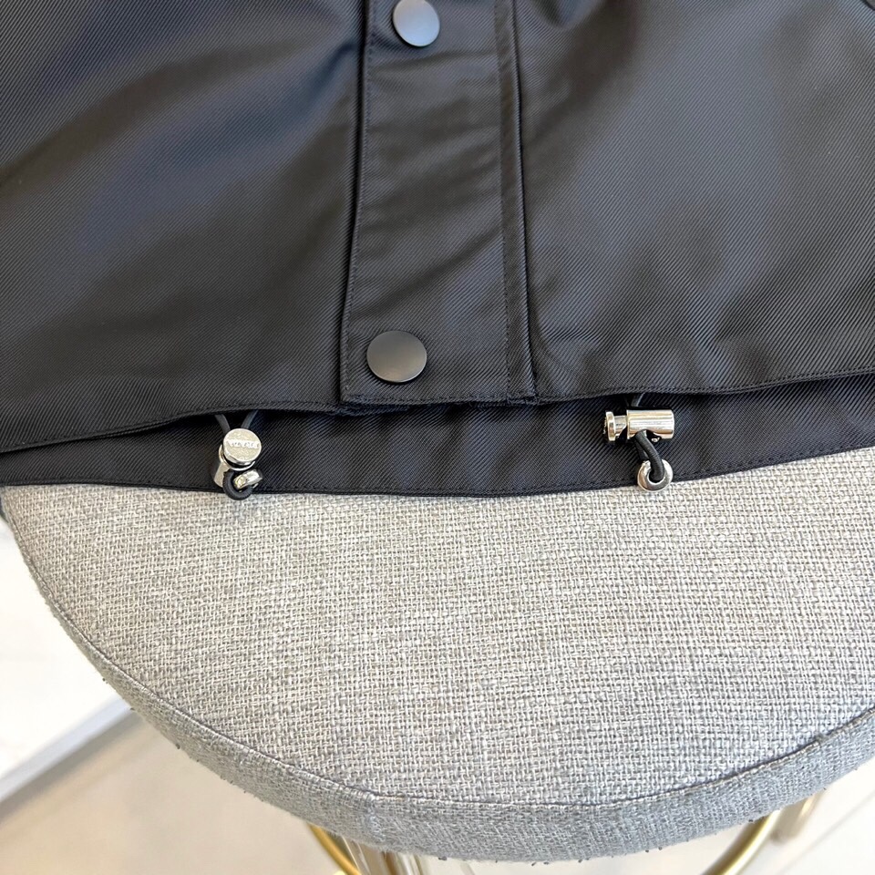 
Prad普拉、 25FW秋冬科技面料连帽男士夹克外套。P家最新款冲锋衣夹克，秉承着一贯的爆款经典夹克版