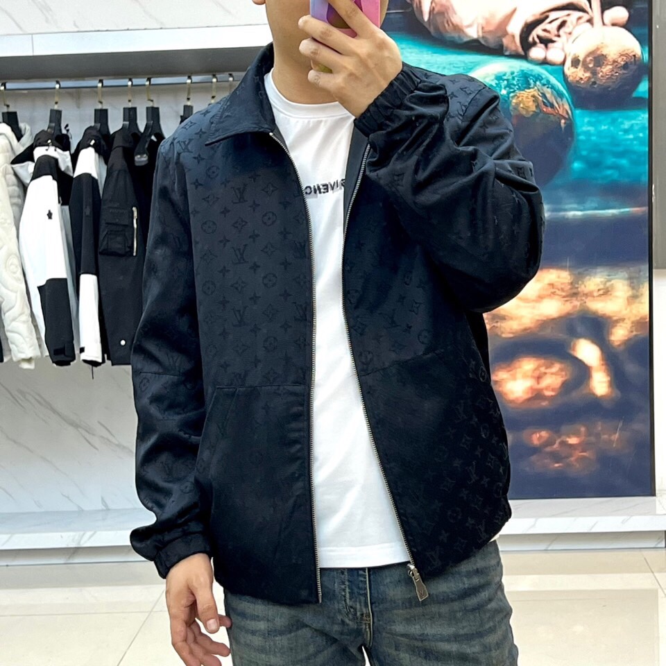 
1v威登、25FW男士Monogram 夹克双面外套。这款双面夹克非常适合日装和晚装。这款百搭的黑色服