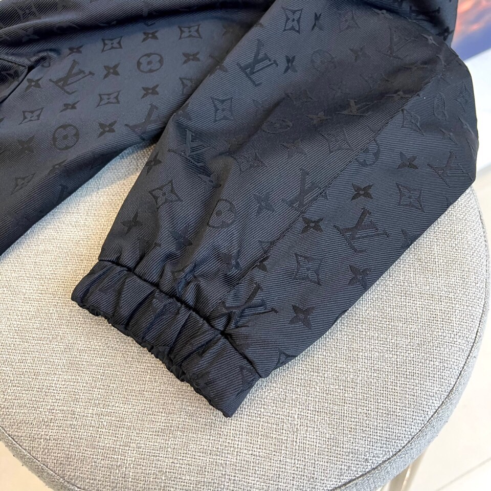 
1v威登、25FW男士Monogram 夹克双面外套。这款双面夹克非常适合日装和晚装。这款百搭的黑色服