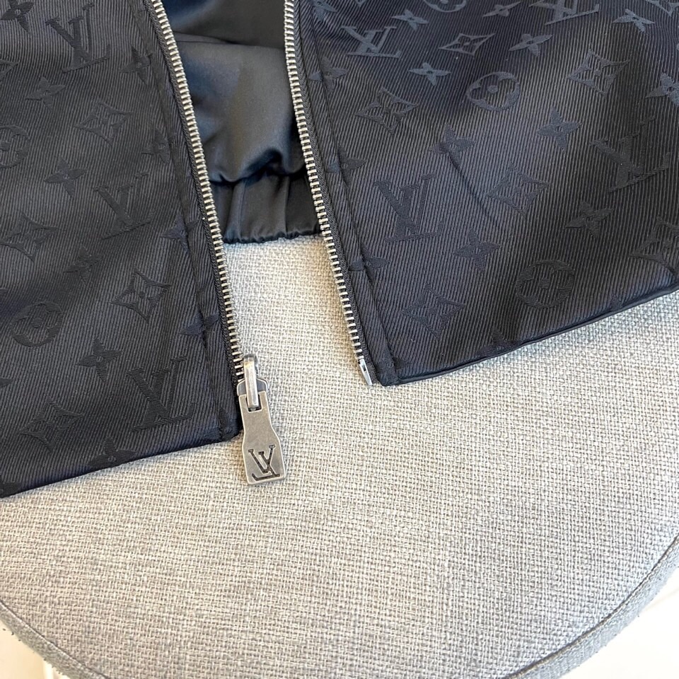 
1v威登、25FW男士Monogram 夹克双面外套。这款双面夹克非常适合日装和晚装。这款百搭的黑色服