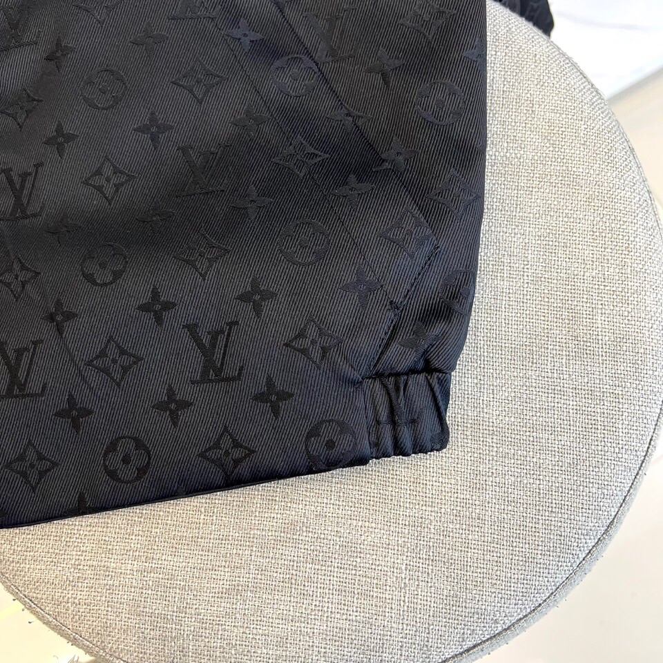 
1v威登、25FW男士Monogram 夹克双面外套。这款双面夹克非常适合日装和晚装。这款百搭的黑色服