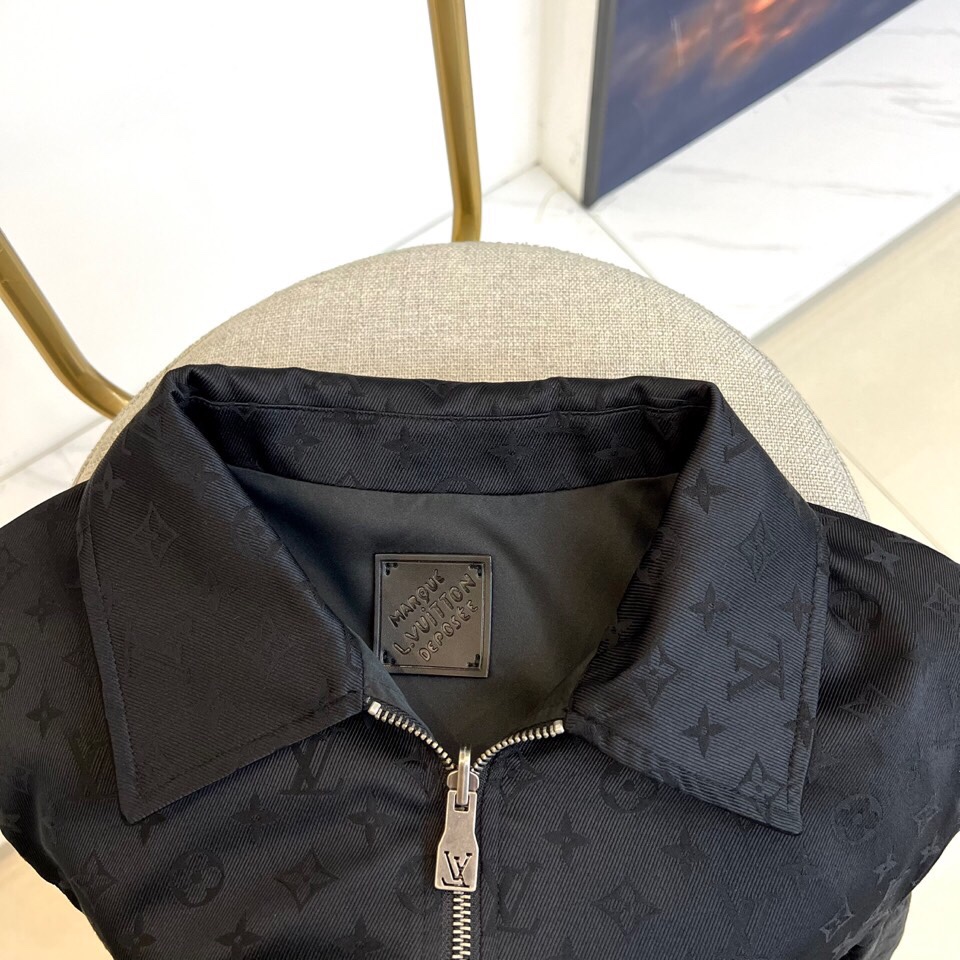 
1v威登、25FW男士Monogram 夹克双面外套。这款双面夹克非常适合日装和晚装。这款百搭的黑色服