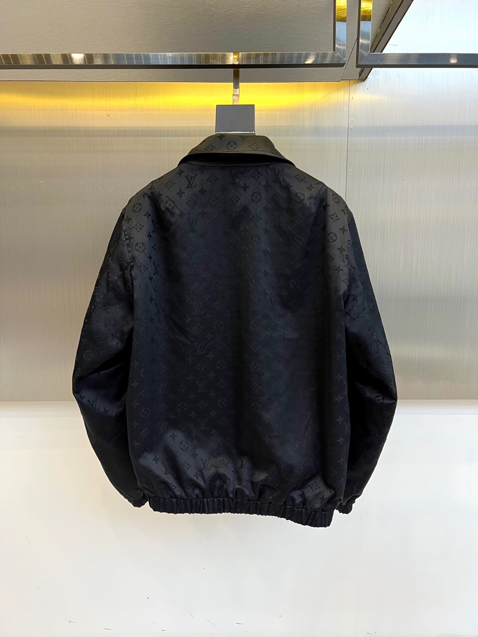 
1v威登、25FW男士Monogram 夹克双面外套。这款双面夹克非常适合日装和晚装。这款百搭的黑色服