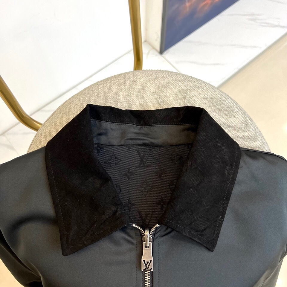 
1v威登、25FW男士Monogram 夹克双面外套。这款双面夹克非常适合日装和晚装。这款百搭的黑色服