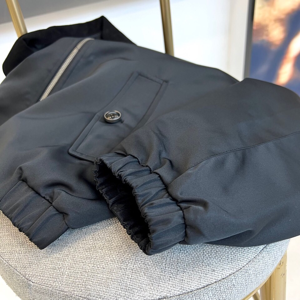 
1v威登、25FW男士Monogram 夹克双面外套。这款双面夹克非常适合日装和晚装。这款百搭的黑色服