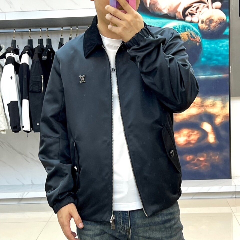 
1v威登、25FW男士Monogram 夹克双面外套。这款双面夹克非常适合日装和晚装。这款百搭的黑色服