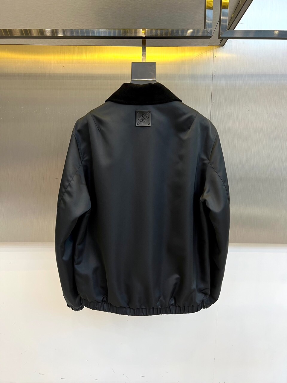 
1v威登、25FW男士Monogram 夹克双面外套。这款双面夹克非常适合日装和晚装。这款百搭的黑色服