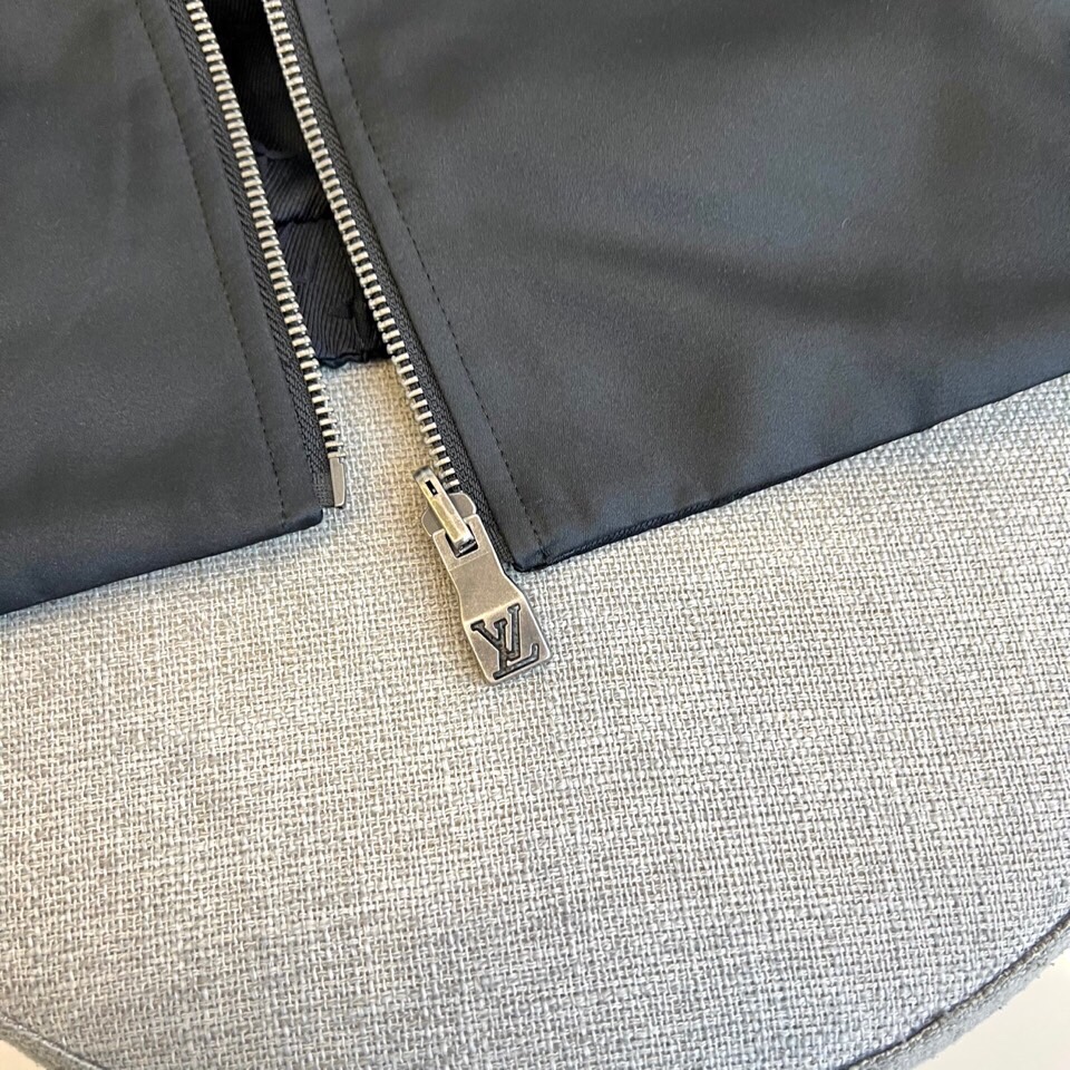 
1v威登、25FW男士Monogram 夹克双面外套。这款双面夹克非常适合日装和晚装。这款百搭的黑色服