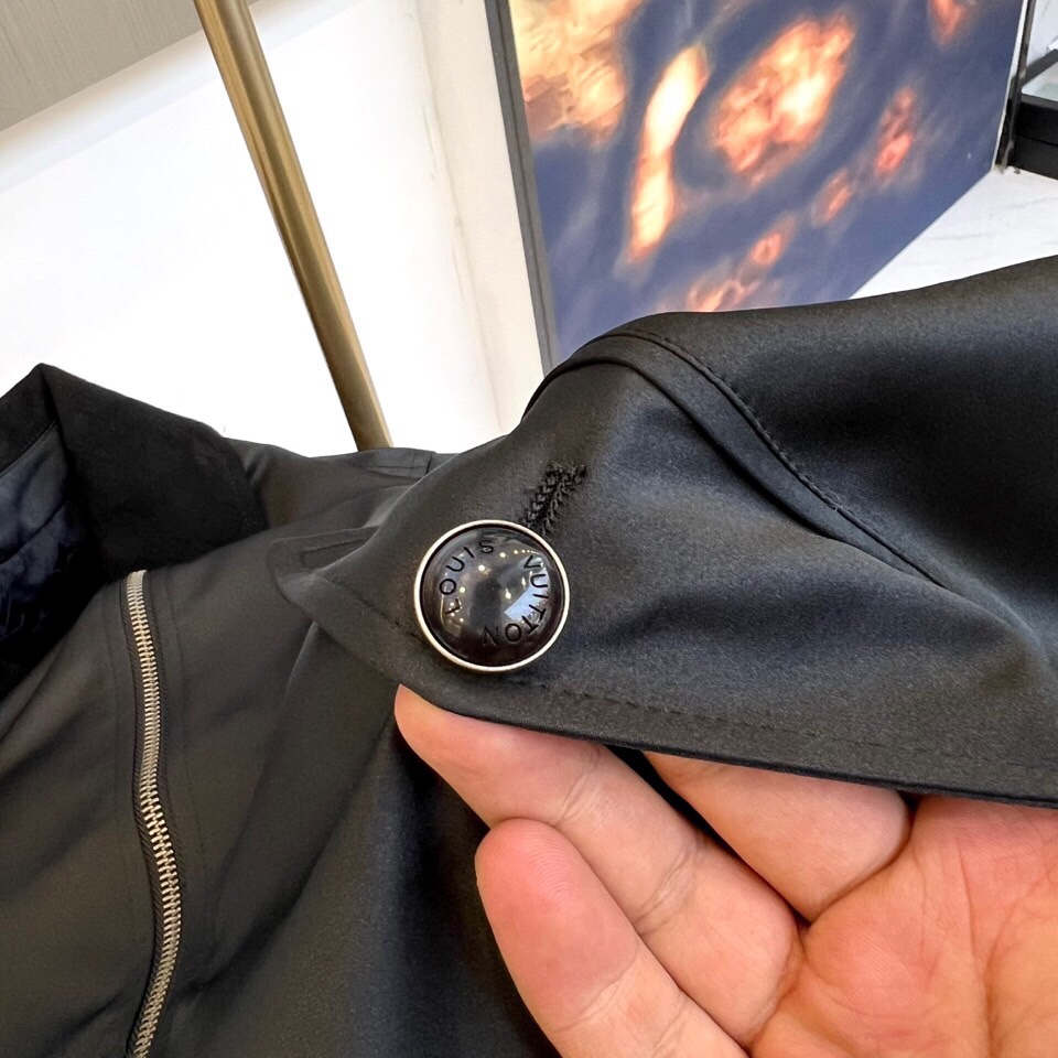 
1v威登、25FW男士Monogram 夹克双面外套。这款双面夹克非常适合日装和晚装。这款百搭的黑色服