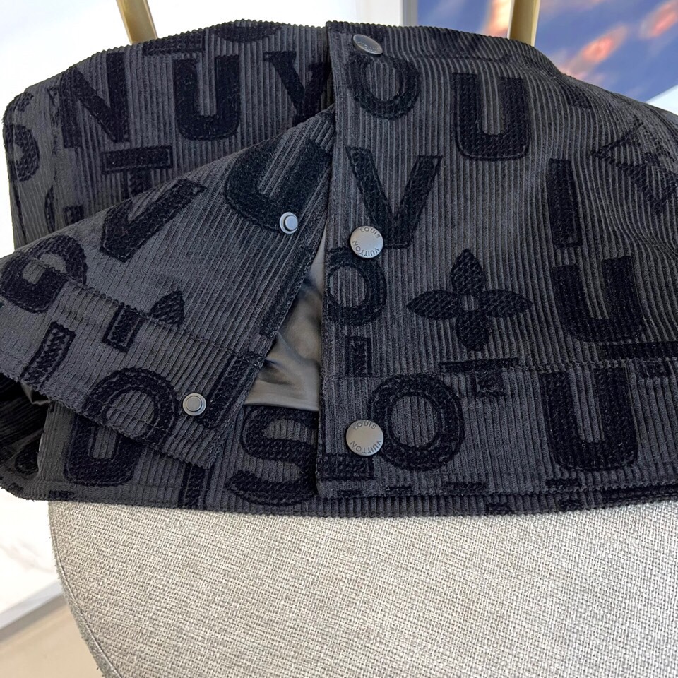 
1v、25s植绒满印连帽夹克外套。采用平纹布立体织绒“logo”提花面料，由于经纬纱交织点较多，使得平