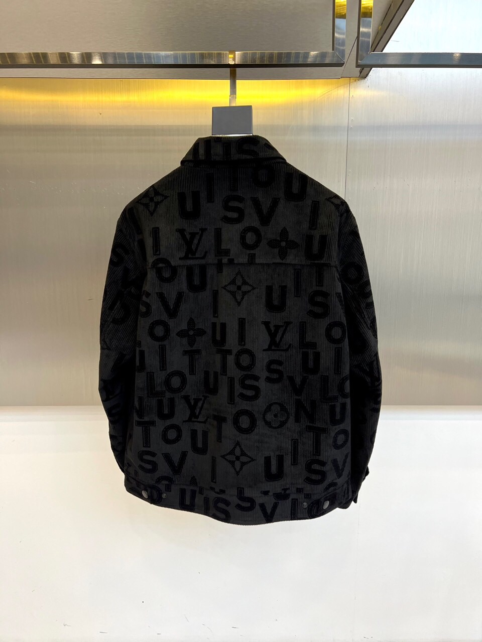 
1v、25s植绒满印连帽夹克外套。采用平纹布立体织绒“logo”提花面料，由于经纬纱交织点较多，使得平