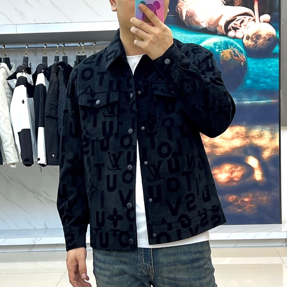 
1v、25s植绒满印连帽夹克外套。采用平纹布立体织绒“logo”提花面料，由于经纬纱交织点较多，使得平