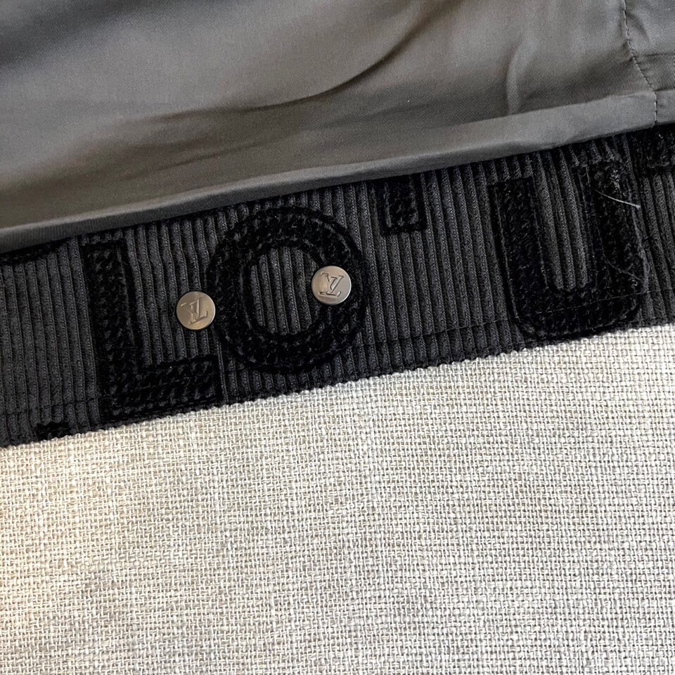 
1v、25s植绒满印连帽夹克外套。采用平纹布立体织绒“logo”提花面料，由于经纬纱交织点较多，使得平