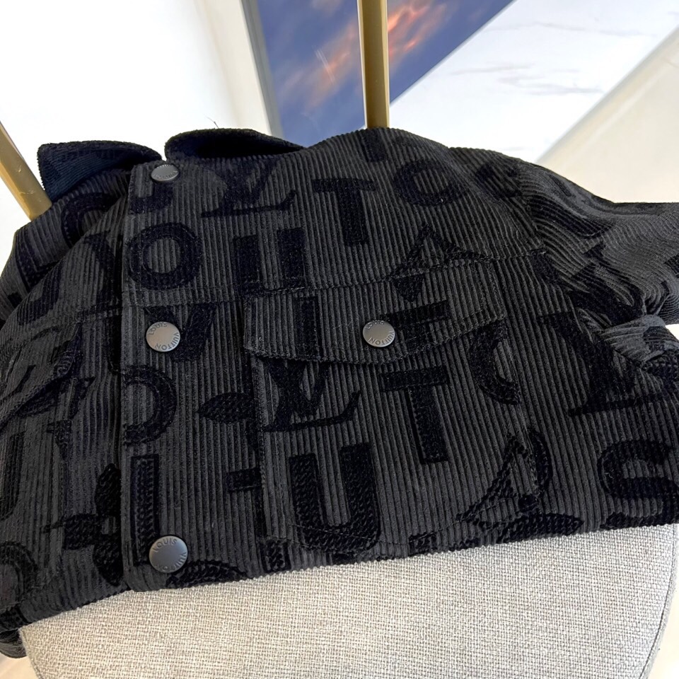 
1v、25s植绒满印连帽夹克外套。采用平纹布立体织绒“logo”提花面料，由于经纬纱交织点较多，使得平