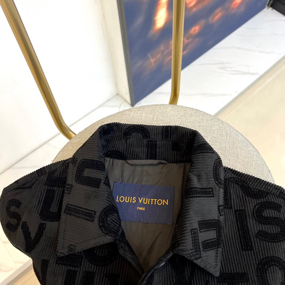 
1v、25s植绒满印连帽夹克外套。采用平纹布立体织绒“logo”提花面料，由于经纬纱交织点较多，使得平