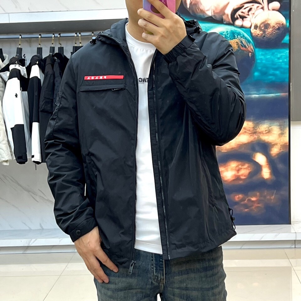 
Prad普拉、2025s早春最新发售红标夹克外套，衣身选用工业感十足的Re-Nylon再生尼龙打造，衣